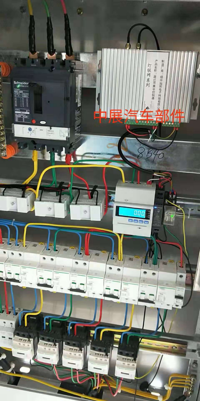 燦陽公司為蘇北某工業(yè)區(qū)100多棟樓宇亮化安裝集中控制器。(圖6)